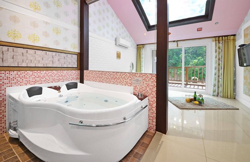 Gyeongju Casa | Gyeongju Happyday Spa Pension