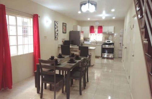 IronShore Estates Casa | GYM+POOL+Hottub+3 Lounge Areas-#4 Airport 10 mins 2 BED 2.5 BATH TOWNHOUSE #4 .