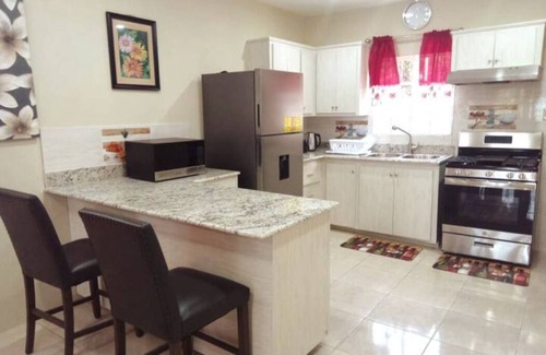 IronShore Estates Casa | GYM+POOL+Hottub+3 Lounge Areas-#4 Airport 10 mins 2 BED 2.5 BATH TOWNHOUSE #4 .