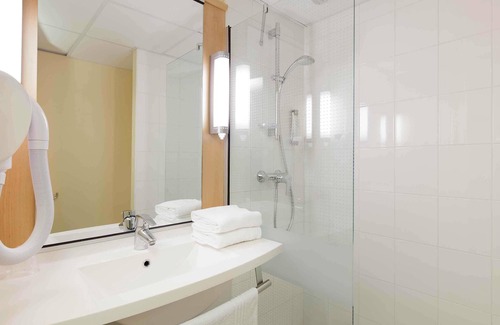 Ploumagoar Hotel | Hôtel Ibis de Guingamp Cœur de Bretagne