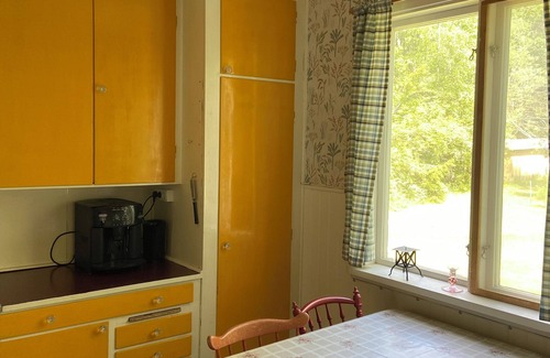 Korsberga Apartamento | Hübsche Ferienwohnung in Småland, Badeplatz und Wanderwege am Haus, gr. Garten