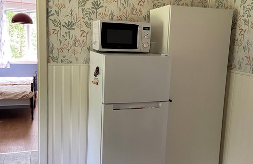 Korsberga Apartamento | Hübsche Ferienwohnung in Småland, Badeplatz und Wanderwege am Haus, gr. Garten