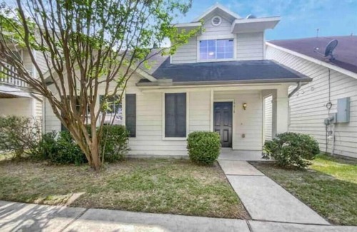 Houston Casa | H&S Luxury Home with Pool Table 8 mi to IAH