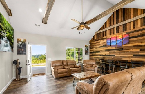 Sevierville Cabina | H2Oasis: Private Heated Outdoor Swimming Pool and Mountain Views