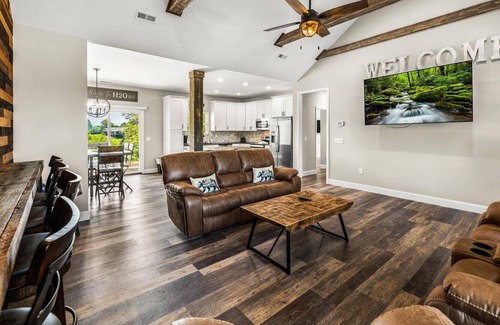 Sevierville Cabina | H2Oasis: Private Heated Outdoor Swimming Pool and Mountain Views
