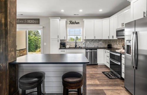 Sevierville Cabina | H2Oasis: Private Heated Outdoor Swimming Pool and Mountain Views