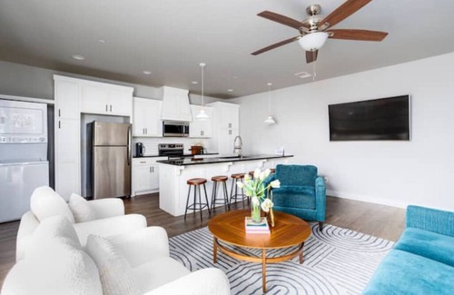 Asian District Condominio | H4/H6 Spacious & Urban Modern Condo - 2 units!
