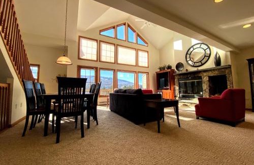 Bretton Woods Casa | H5 Luxurious StoneHill Townhome with magnificent ski slopes view, hot tub!