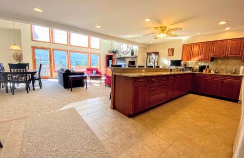 Bretton Woods Casa | H5 Luxurious StoneHill Townhome with magnificent ski slopes view, hot tub!