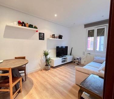 Iralabarri Casa | Habitación cerca del centro, baño y cocina compartida