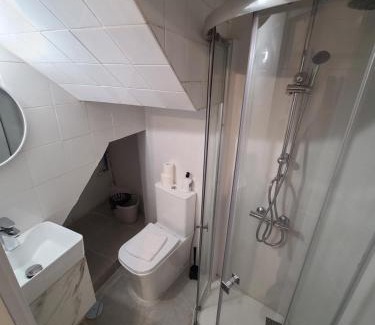 Marin Apartamento | Habitación con baño y cocina en Marín