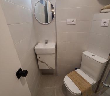 Marin Apartamento | Habitación con baño y cocina en Marín