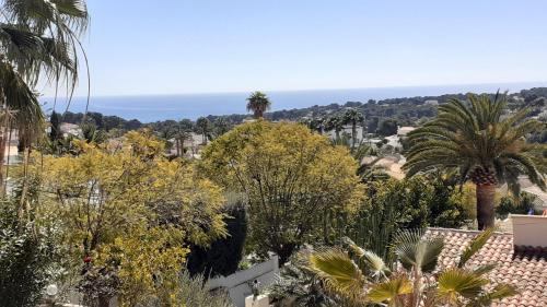Pinar del Advocat Apartamento | habitación con techo inclinado y vista al mar