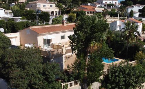 Pinar del Advocat Apartamento | habitación con techo inclinado y vista al mar