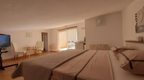 Pinar del Advocat Apartamento | habitación con techo inclinado y vista al mar