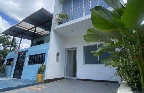 Leticia Apartamento | Ventanas grandes y confortable descanso. Large windows and comfortable rest.