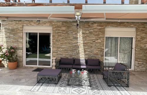 San Vicente del Raspeig Casa | Habitación con baño privado frente a la piscina, máximo 2 Personas, no es la casa completa