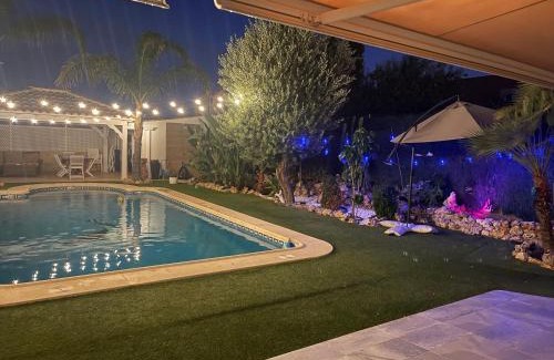 San Vicente del Raspeig Casa | Habitación con baño privado frente a la piscina, máximo 2 Personas, no es la casa completa