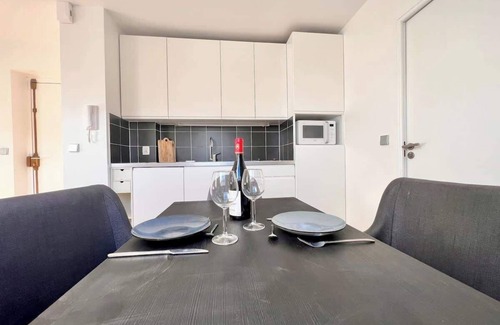 Quartier du Faubourg-Montmartre Apartamento | Habitat Parisien -1BR-1BA with Parisian rooftop view