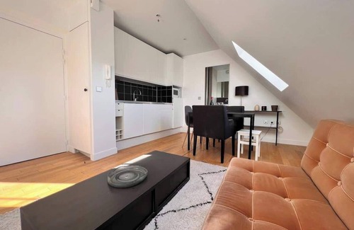 Quartier du Faubourg-Montmartre Apartamento | Habitat Parisien -1BR-1BA with Parisian rooftop view