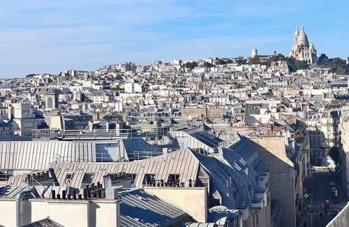 Quartier du Faubourg-Montmartre Apartamento | Habitat Parisien -1BR-1BA with Parisian rooftop view