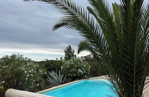 Brujas Villa | Hacienda Santa Fe de TheBearMountain.fr located at the top of a green setting.
