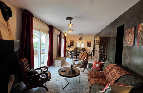 Brujas Villa | Hacienda Santa Fe de TheBearMountain.fr located at the top of a green setting.