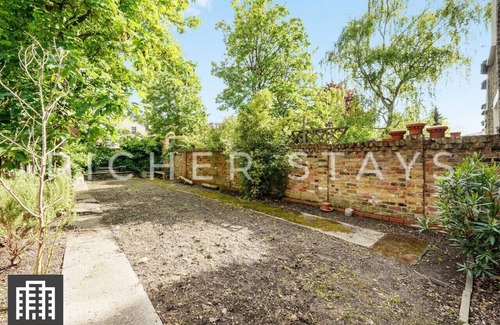 Clapton Casa | Hackney Guest Rooms | Spacious Double (RM2)