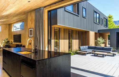Arrowtown Casa | Haehaenui Retreat (with Stoked hot tub)