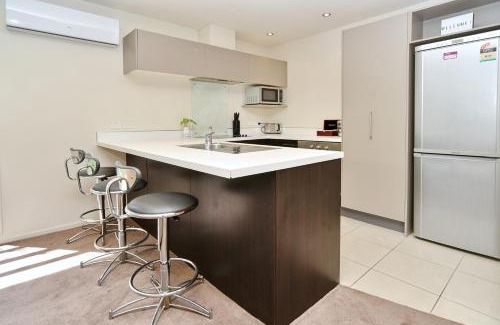 Riccarton Casa | Hagley Apartment - Christchurch Holiday Homes