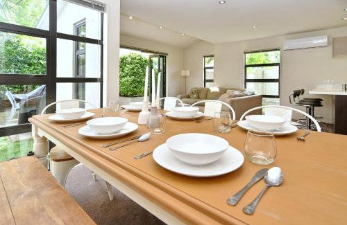 Riccarton Casa | Hagley Apartment - Christchurch Holiday Homes