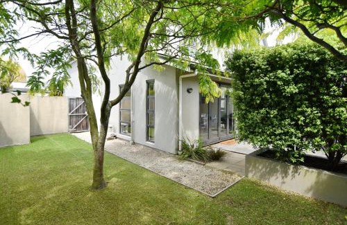 Riccarton Casa | Hagley Apartment - Christchurch Holiday Homes