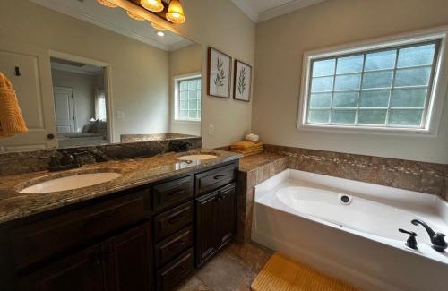 Hahira Casa | Hahira 3-Bedroom Home near Wild Adventures, Sleeps 12