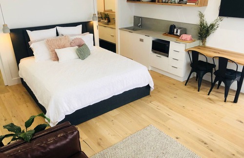 Inverloch Cama Y Desayuno | Inlet Waters Escape - Suite Hakea King. Pasee por el paseo marítimo y la entrada