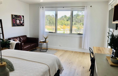 Inverloch Cama Y Desayuno | Inlet Waters Escape - Suite Hakea King. Pasee por el paseo marítimo y la entrada