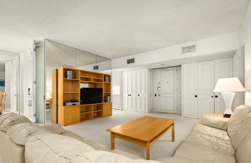 Waialae Iki Condominio | Hale Beach~Beachfront