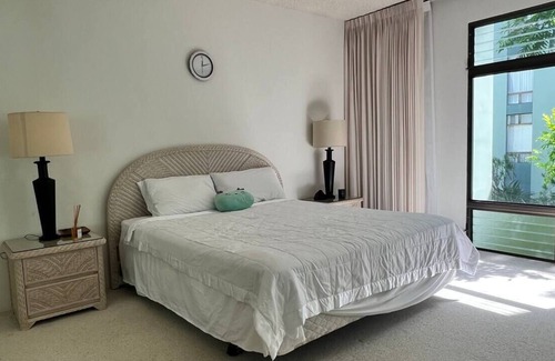Waialae Iki Condominio | Hale Beach~Beachfront