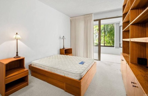 Waialae Iki Condominio | Hale Beach~Beachfront