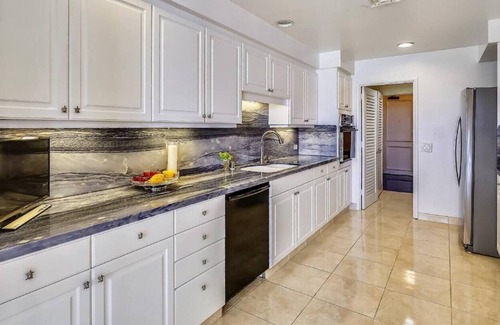 Waialae Iki Condominio | This condominium is a 3 bedroom(s), 2 bathrooms, located in Honolulu, HI.