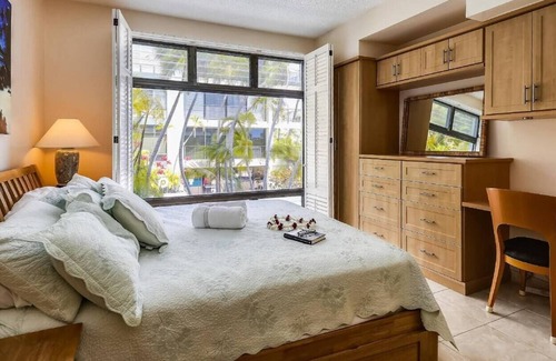 Waialae Iki Condominio | This condominium is a 3 bedroom(s), 2 bathrooms, located in Honolulu, HI.