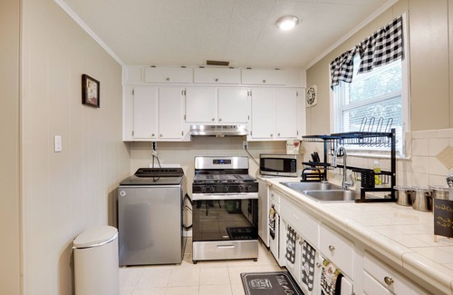 Hinesville Casa | Half-Mi to Dtwn: Hinesville Family Home w/ Yard!