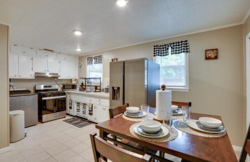 Hinesville Casa | Half-Mi to Dtwn Hinesville Family Home with Yard!