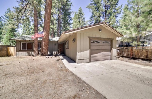 Al Tahoe Casa | half Mi to Lake Tahoe Pet-Friendly Cabin