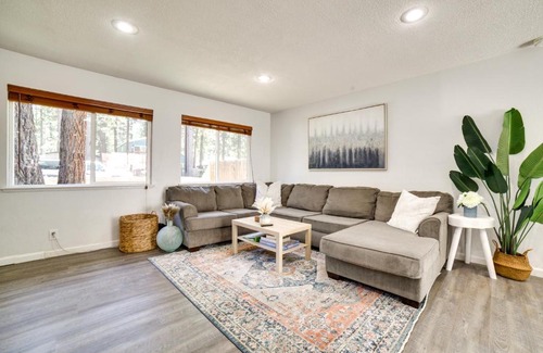 Al Tahoe Casa | half Mi to Lake Tahoe Pet-Friendly Cabin