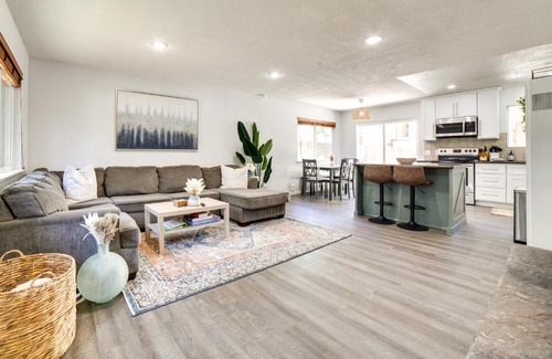 Al Tahoe Casa | half Mi to Lake Tahoe Pet-Friendly Cabin