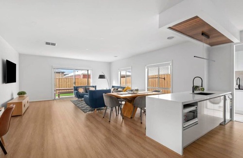 Mount Duneed Casa | Halfway Gem - 3BR Home Between Geelong & The Coast