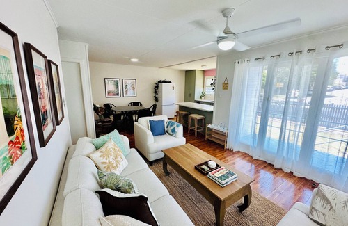 Burleigh Heads Casa | Hali'a - Renovated, 3 Bedroom Beach Cottage in Burleigh 5 mins walk to beach