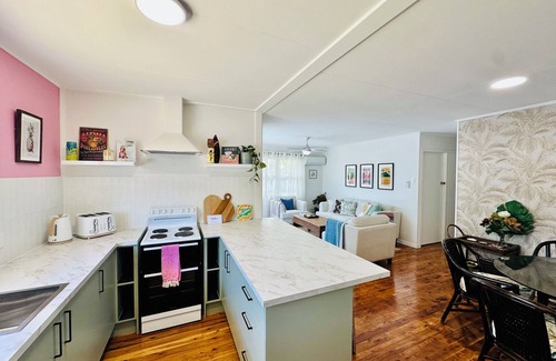 Burleigh Heads Casa | Hali'a - Renovated, 3 Bedroom Beach Cottage in Burleigh 5 mins walk to beach