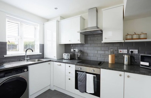 Halifax Casa | Halifax+Piece Hall 4 min| Parking | Pets OK|Garden