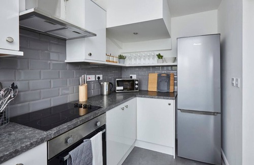 Halifax Casa | Halifax+Piece Hall 4 min| Parking | Pets OK|Garden